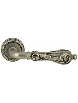 Дверная ручка Extreza "GRETA" (Грета) 302 на розетке R02 старинное серебро матовое + черный F64
