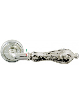 Дверная ручка Extreza "GRETA" (Грета) 302 на розетке R01 натуральное полированное серебро + черный F24