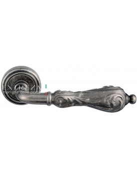 Дверная ручка Extreza "GRETA" (Грета) 302 на розетке R01 античное серебро F45