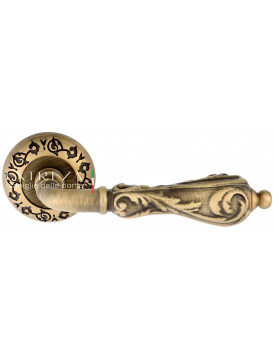 Дверная ручка Extreza "GRETA" (Грета) 302 на розетке R04 матовая бронза F03