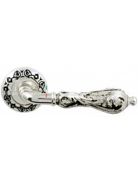 Дверная ручка Extreza "GRETA" (Грета) 302 на розетке R04 натуральное полированное серебро + черный F24