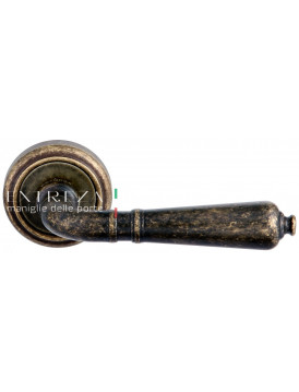 Дверная ручка Extreza "PETRA" (Петра) 304 на розетке R01 античная бронза F23