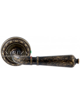 Дверная ручка Extreza "PETRA" (Петра) 304 на розетке R02 античная бронза F23