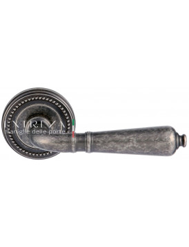 Дверная ручка Extreza "PETRA" (Петра) 304 на розетке R03 античное серебро F45